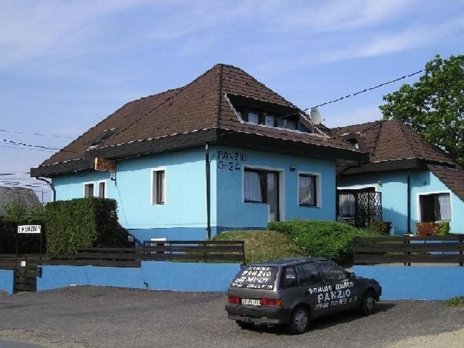 多米诺盘兹奥住宿加早餐旅馆 Székesfehérvár 外观 照片